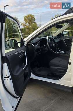Внедорожник / Кроссовер Toyota RAV4 2020 в 