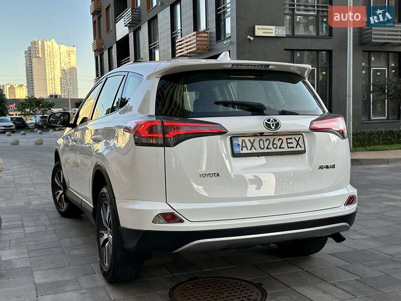 Внедорожник / Кроссовер Toyota RAV4 2017 в Киеве