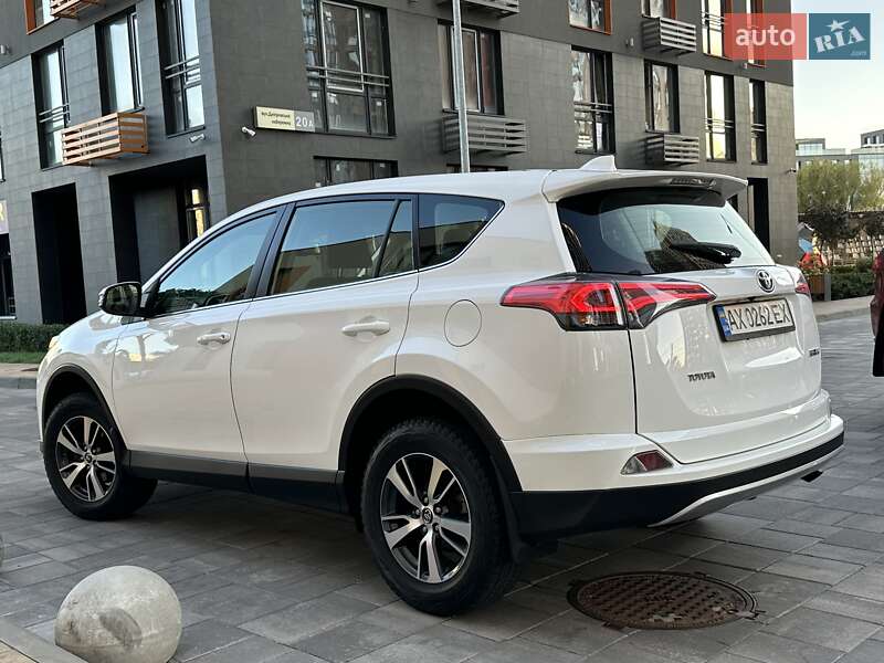 Внедорожник / Кроссовер Toyota RAV4 2017 в Киеве