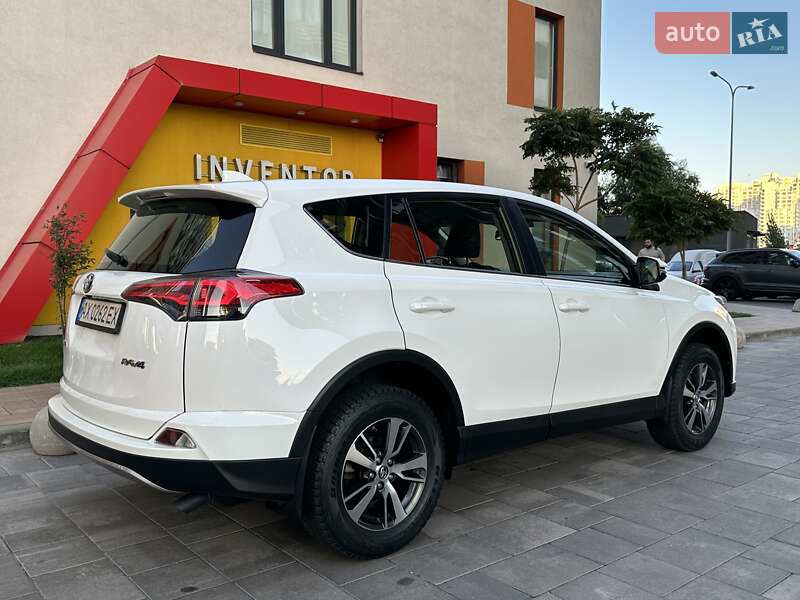 Внедорожник / Кроссовер Toyota RAV4 2017 в Киеве