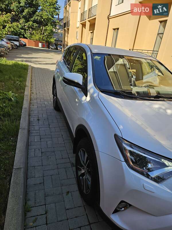 Внедорожник / Кроссовер Toyota RAV4 2016 в Мукачево