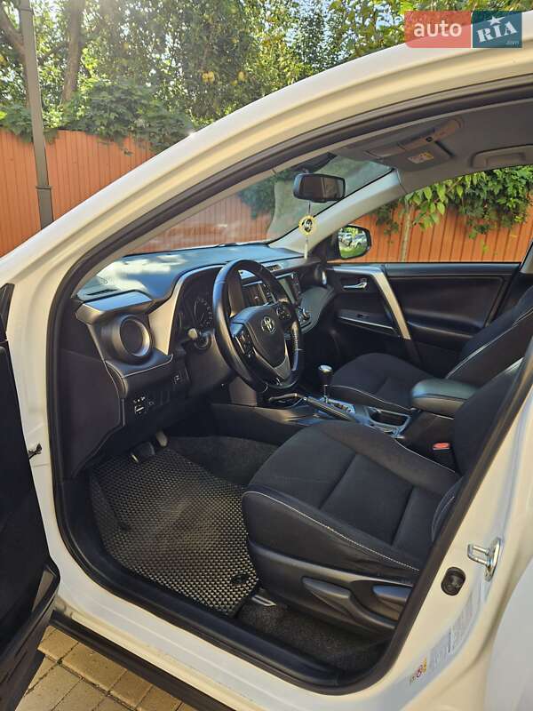 Внедорожник / Кроссовер Toyota RAV4 2016 в Мукачево