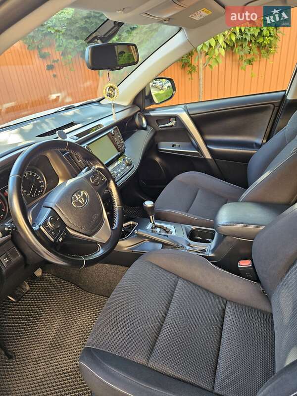 Внедорожник / Кроссовер Toyota RAV4 2016 в Мукачево