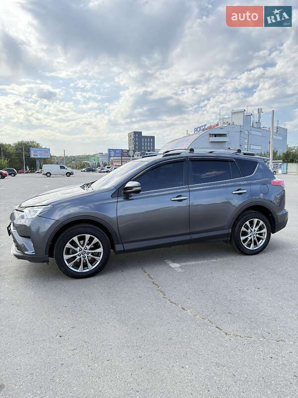 Внедорожник / Кроссовер Toyota RAV4 2017 в 