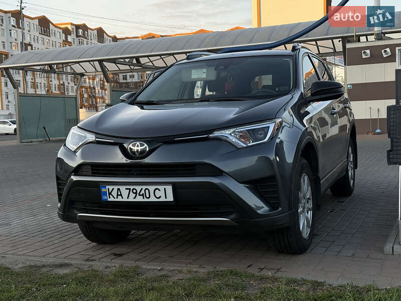 Внедорожник / Кроссовер Toyota RAV4 2018 в 