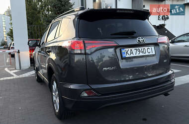 Внедорожник / Кроссовер Toyota RAV4 2018 в 