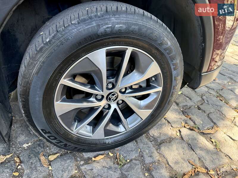 Позашляховик / Кросовер Toyota RAV4 2017 в Кам'янському