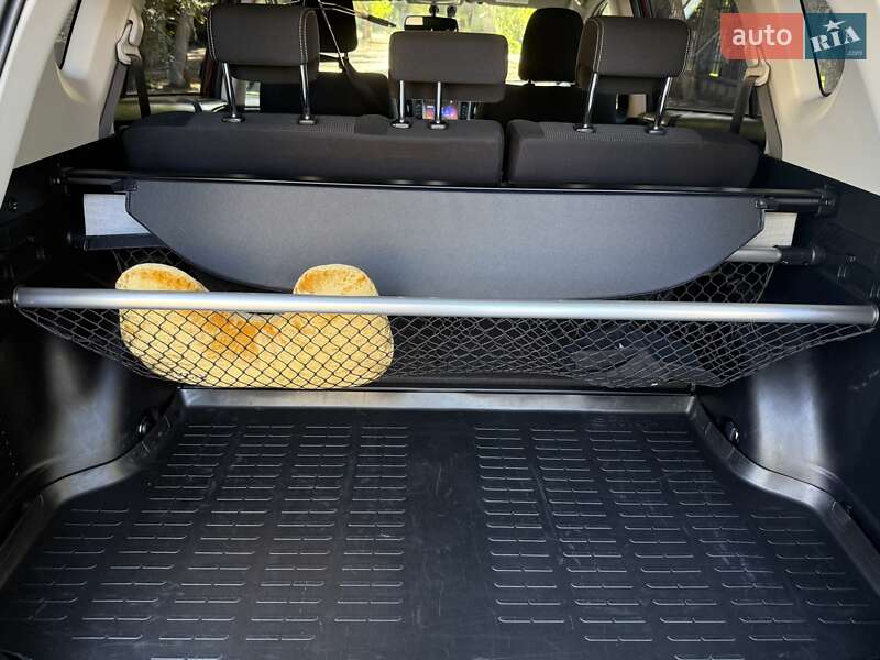 Позашляховик / Кросовер Toyota RAV4 2017 в Кам'янському