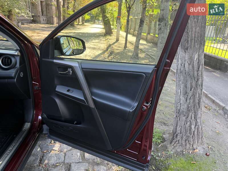 Позашляховик / Кросовер Toyota RAV4 2017 в Кам'янському