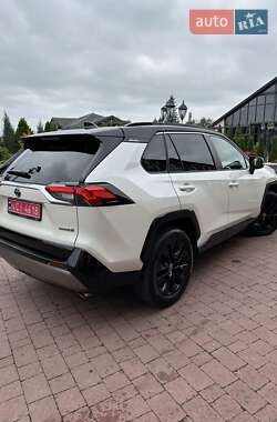 Внедорожник / Кроссовер Toyota RAV4 2022 в 