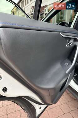 Внедорожник / Кроссовер Toyota RAV4 2022 в 
