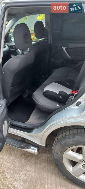 Позашляховик / Кросовер Toyota RAV4 2004 в Чернівцях