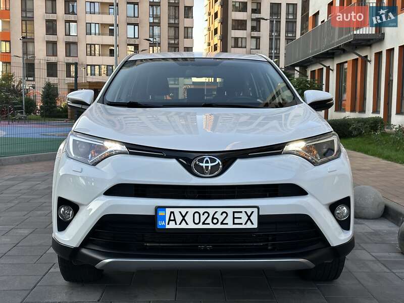 Внедорожник / Кроссовер Toyota RAV4 2017 в Киеве