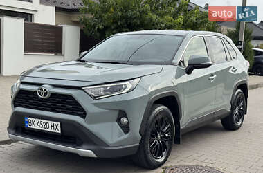 Внедорожник / Кроссовер Toyota RAV4 2020 в Ровно