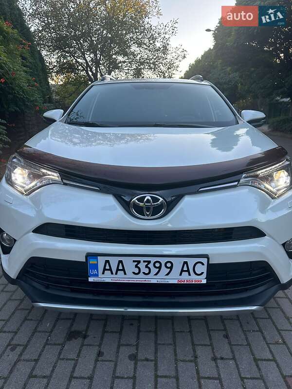 Внедорожник / Кроссовер Toyota RAV4 2017 в 