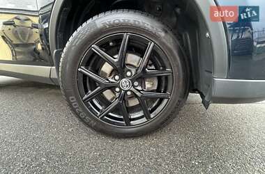 Позашляховик / Кросовер Toyota RAV4 2018 в 