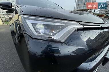 Позашляховик / Кросовер Toyota RAV4 2018 в 