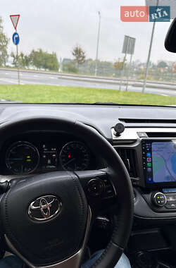 Внедорожник / Кроссовер Toyota RAV4 2017 в 