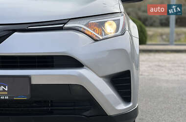 Внедорожник / Кроссовер Toyota RAV4 2018 в 