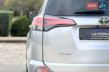 Внедорожник / Кроссовер Toyota RAV4 2018 в 