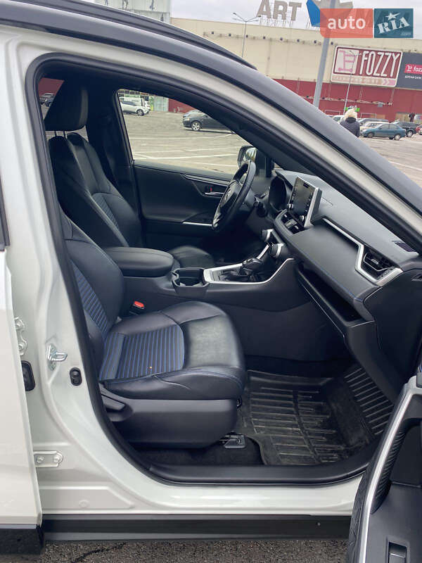 Внедорожник / Кроссовер Toyota RAV4 2019 в Киеве