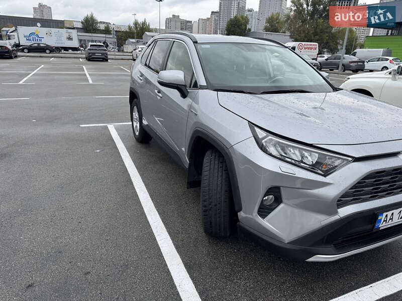 Внедорожник / Кроссовер Toyota RAV4 2019 в Киеве