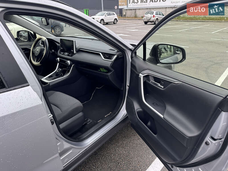 Внедорожник / Кроссовер Toyota RAV4 2019 в Киеве