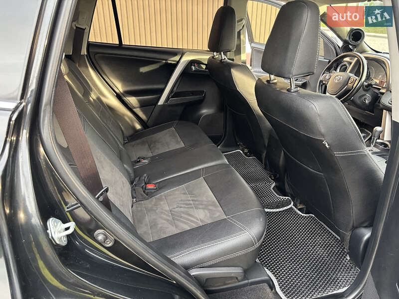 Внедорожник / Кроссовер Toyota RAV4 2015 в Гадяче