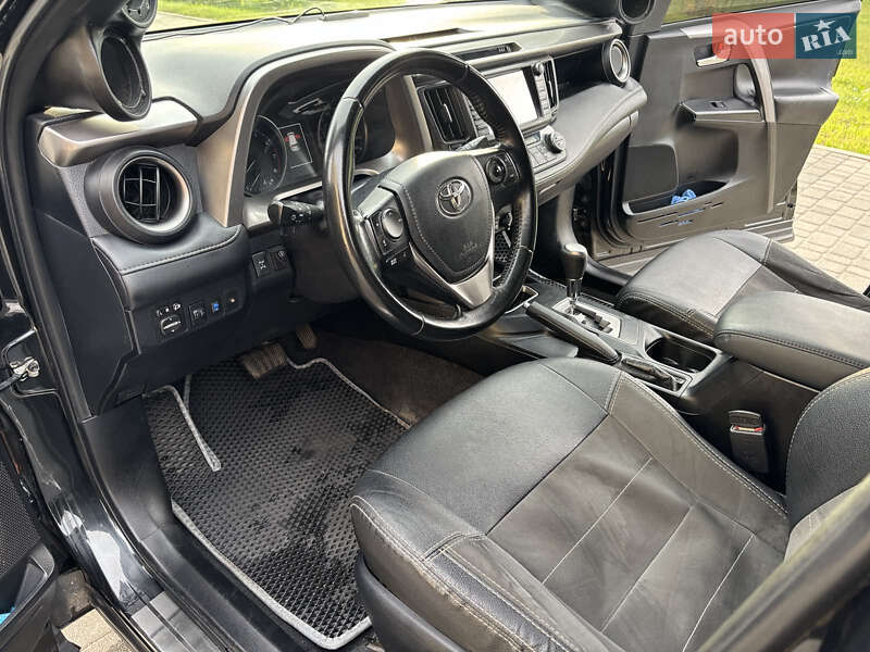 Внедорожник / Кроссовер Toyota RAV4 2015 в Гадяче