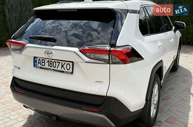 Позашляховик / Кросовер Toyota RAV4 2020 в 