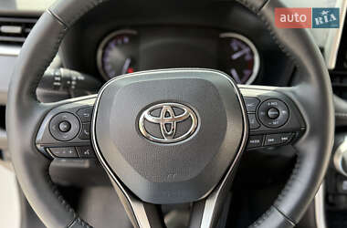 Позашляховик / Кросовер Toyota RAV4 2020 в 