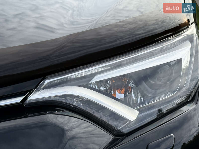 Внедорожник / Кроссовер Toyota RAV4 2017 в Ровно