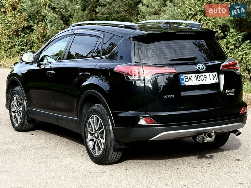 Внедорожник / Кроссовер Toyota RAV4 2017 в Ровно