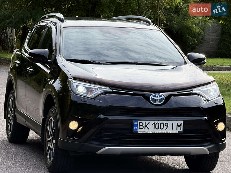 Внедорожник / Кроссовер Toyota RAV4 2017 в Ровно