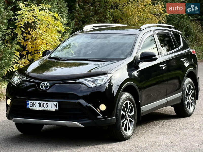 Внедорожник / Кроссовер Toyota RAV4 2017 в Ровно