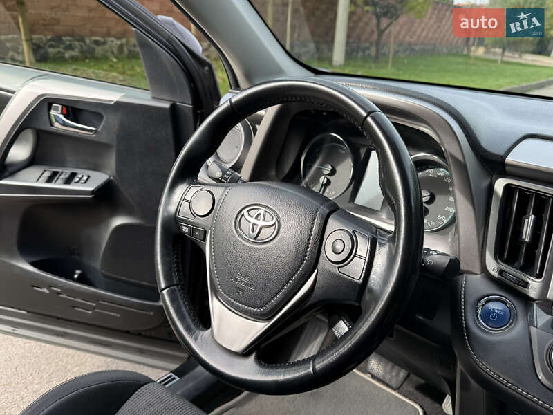 Внедорожник / Кроссовер Toyota RAV4 2017 в Ровно