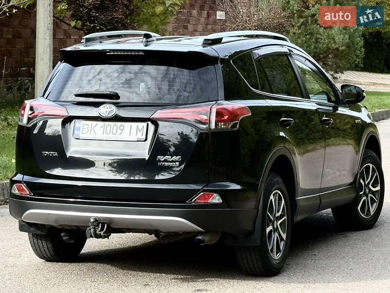 Внедорожник / Кроссовер Toyota RAV4 2017 в Ровно