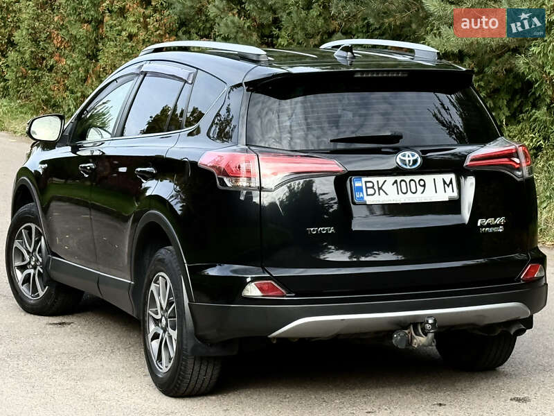 Внедорожник / Кроссовер Toyota RAV4 2017 в Ровно