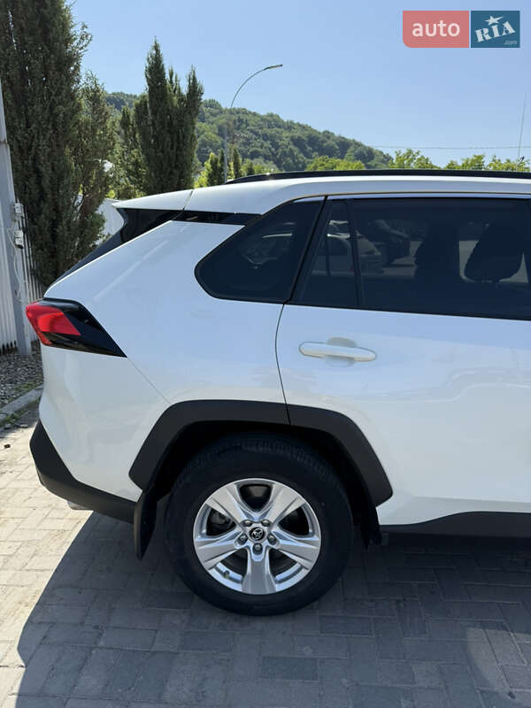 Внедорожник / Кроссовер Toyota RAV4 2019 в Черновцах