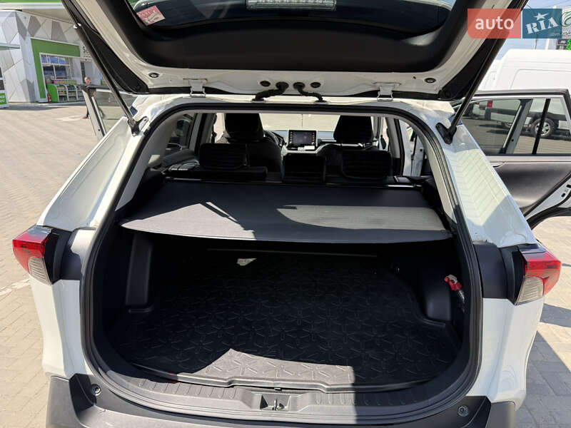 Внедорожник / Кроссовер Toyota RAV4 2019 в Черновцах