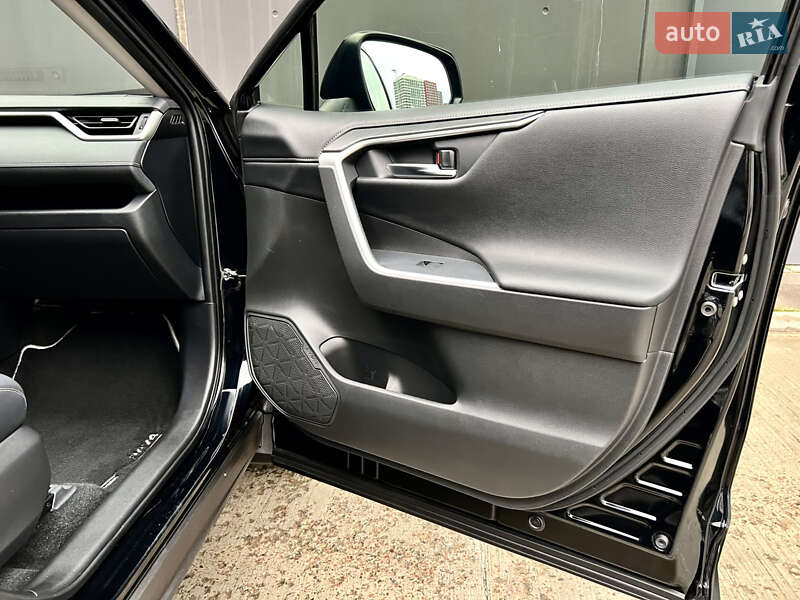 Внедорожник / Кроссовер Toyota RAV4 2020 в Киеве