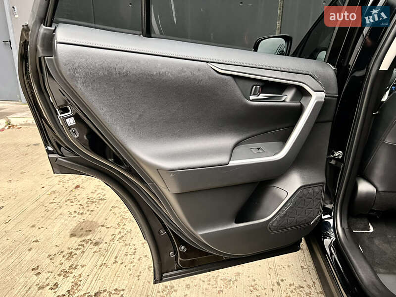 Внедорожник / Кроссовер Toyota RAV4 2020 в Киеве