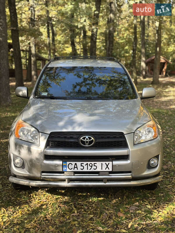 Позашляховик / Кросовер Toyota RAV4 2011 в Умані