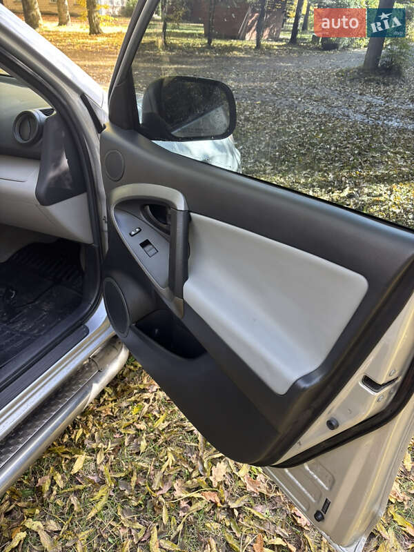 Позашляховик / Кросовер Toyota RAV4 2011 в Умані