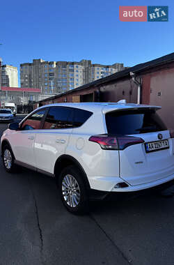 Внедорожник / Кроссовер Toyota RAV4 2017 в 