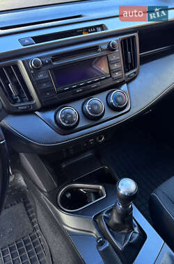 Внедорожник / Кроссовер Toyota RAV4 2017 в 