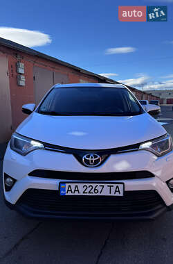 Внедорожник / Кроссовер Toyota RAV4 2017 в 