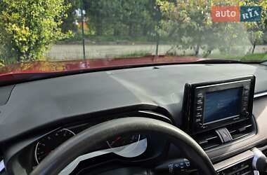 Внедорожник / Кроссовер Toyota RAV4 2021 в 