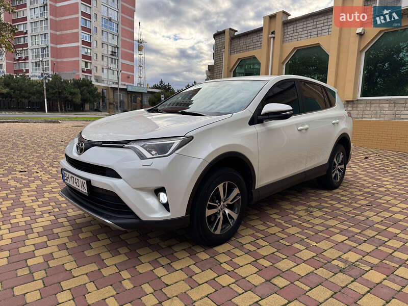Внедорожник / Кроссовер Toyota RAV4 2017 в Черноморске