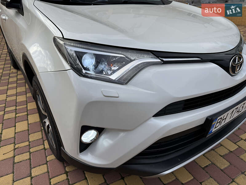 Внедорожник / Кроссовер Toyota RAV4 2017 в Черноморске